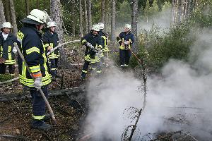 Bild: Einsatzkräfte bei Nachlöscharbeiten