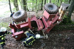 Bild: Der Radlader hatte sich überschlagen und war auf der Seite liegen geblieben