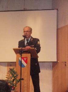 Bild: Löschbezirksführer Wolfgang Braun bei seiner Ansprache