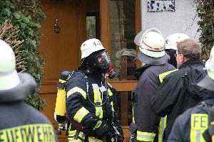 Bild: Mit Atemschutzgeräten drangen die Einsatzkräfte in die Kellerräume vor