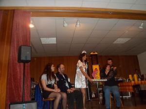 Bild: Magic Sinclair und Assistentin verzaubern die Gäste