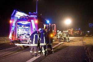 Bild: Einsatzkräfte an der Einsatzstelle auf der A1 kurz von der Anschlussstelle Sotzweiler