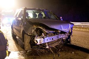 Bild: Der Fahrer dieses Pkw kam in einer leichten Rechtskurve von der Fahrbahn ab und kollidierte mit der Mittelleitplanken