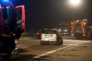 Bild: Das besch&amp;auml;digte Fahrzeug kam nach dem Unfall auf der rechten Fahrspur zu stehen