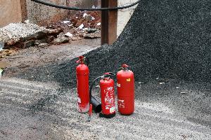 Bild: Mit Feuerlöschern konnte der Brand noch vor Eintreffen der Feuerwehr eingedämmt werden