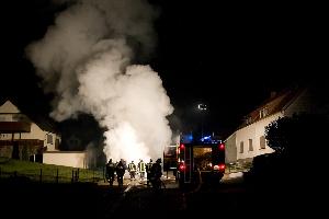 Bild: Die Flammen sind gelöscht, eine dichte Rauchwolke steht über der Einsatzstelle