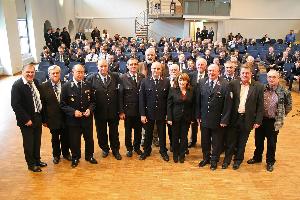 Bild: Bürgermeisterin Birgit Müller-Closset, Wehrführer Hermann Josef Recktenwald und die Ortsvorsteher der Gemeinde Eppelborn zusammen der neu gewählten Wehrführung