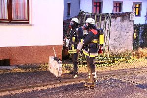 Bild: Ein Trupp steht mit Atemschutzgeräten in Bereitschaft