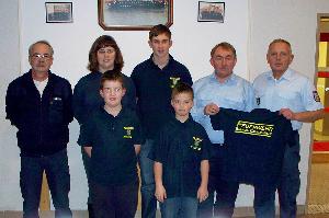 Bild: "Weihnachtsgeschenk" des Förderkreises der Feuerwehr Bubach-Calmesweiler an die Jugendfeuerwehr. Einheitliche Poloshirts für die warme Jahreszeit.