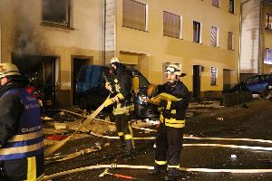 Bild: Unter Atemschutz drangen mehrere Trupps in das Gebäude vor