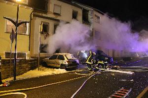 Bild: Rauch dringt aus den Fenster im Erdgeschoss