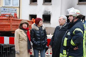 Bild: B&amp;uuml;rgermeisterin Birgit M&amp;uuml;ller-Closset, Landr&amp;auml;tin Cornelia Hoffmann-Bethscheider, Ortsvorsteher Berthold Schmitt und Kreisbrandinspekteur Werner Thom an der Einsatzstelle (von links) (Foto: J&amp;uuml;rgen Jung)