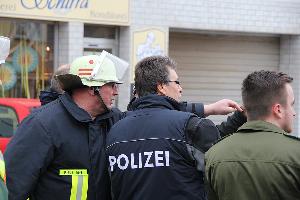 Bild: Wehrf&amp;uuml;hrer Klaus Theis im Gespr&amp;auml;ch mit Beamten der Polizei
