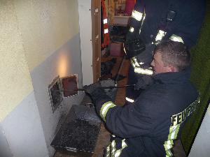 Bild: Ausräumen des Schornsteins durch eine Inspektionsöffnung