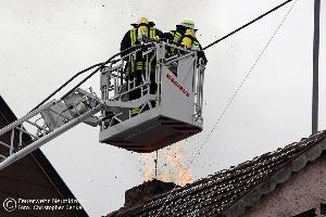 Bild: Eine Stunde kämpften am Sonntag die Wehrleute aus Wiebelskirchen und der Innenstadt gegen die Flammen in einem Wohnhaus in der Ostertalstraße. (Foto: Christopher Benkert - Feuerwehr Neunkirchen)