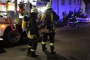 Bild: Der Angriffstrupp rüstet sich mit Atemschutzgeräten aus