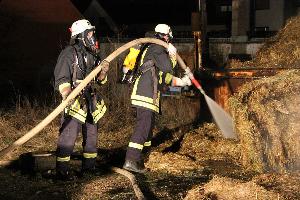 Bild: Unter Atemschutz wurden die Strohballen gelöscht