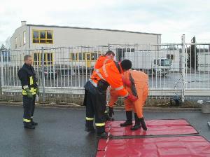 Bild: Entkleidung von "gesäuberten" Einsatzkräften