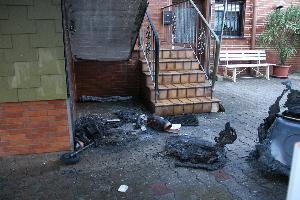 Bild: Von den Mülltonnen und ihrem Inhalt blieb nicht mehr viel übrig