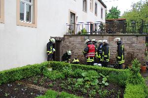 Bild: Einsatzkr&amp;auml;fte beim Auspumpen eines Kellers in der Bahnhofstra&amp;szlig;e