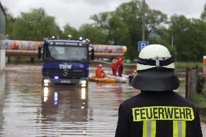 Bild: Bei der Sicherung eines notgedrungen im Blieshochwasser zurückgelassenen Autoscooters auf dem Wiebelskircher Festplatz arbeiten Feuerwehren aus Neunkirchen und Bildstock, das DLRG aus Eppelborn und Illingen sowie das THW aus Spiesen-Elversberg Hand in Hand zusammen. (Foto: Christopher Benkert - Feuerwehr Neunkirchen)
