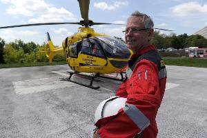 Bild: Die Rettungsleitstelle der Winterbergklinik in Saarbrücken wird am Montag (27.05.2013) eingeweiht. Im Bild: Klaus Kacheleck, Pilot des Rettungshubschraubers Christoph 16. (Foto: Becker&Bredel)