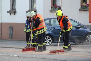 Bild: Mit Bindemitteln wurde das ausgelaufene Motoröl aufgenommen