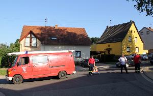 Bild: Die Unterst&amp;uuml;tzung aus dem LB Macherbach an der Stra&amp;szlig;ensperre &amp;amp;quot;Am Michelswald&amp;amp;quot; / &amp;amp;quot;Mittelstra&amp;szlig;e&amp;amp;quot;