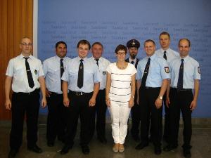 Bild: Die Einsatzmannschaft aus Bubach-Calmesweiler mit der Ministerpräsidentin; v. li. Joachim Groß, 
Andreas Groß (Gruppenführer des LF-KATS), Reinhard Meyer, Horst Groß, Ministerpräsidentin 
Kramp-Karrenbauer, Johannes Groß, Frank Bonner, Jonas Pulch, Manuel Braun (es fehlt Thorsten 
Zawar). (Foto: Christian Holz)