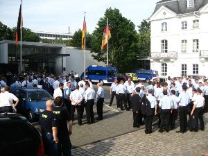 Bild: Empfang in der Staatskanzlei Saarbrücken für die saarländischen Helferinnen und Helfer, die im Juni 
2013 in den Hochwassergebeiten zum Einsatz kamen. Rechts im Vordergrund die Einsatzgruppe des 
LB Bubach-Calmesweiler. (Foto: Christian Holz)