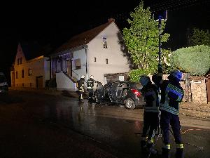 Bild: Aufgrund der Dunkelheit wurde die Einsatzstelle ausgeleuchtet