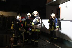 Bild: Wegen der starken Rauchentwicklung mussten sich die Einsatzkräfte mit Atemschutzgeräten ausrüsten