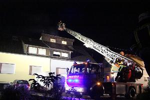 Bild: Einsatz der Drehleiter beim Kaminbrand in Hierscheid