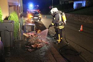 Bild: Zwei Altpapiertonnen waren in der Schlo&amp;szlig;stra&amp;szlig;e in Brand geraten