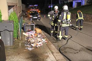 Bild: Die Tonnen wurden ausgeleert, um keine Brandnester zu übersehen