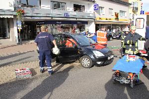 Bild: Feuerwehr und Rettungsdienst befreien den Fahrer aus seinem Fahrzeug