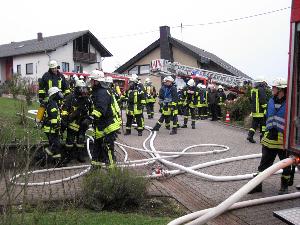 Bild: Gro&amp;szlig;aufgebot an Rettungskr&amp;auml;ften im Ginsterweg