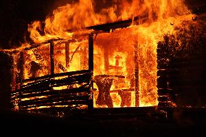 Bild: Beim Eintreffen der Feuerwehr stand die Hütte in Vollbrand