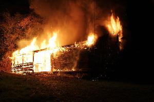 Bild: Beim Eintreffen der Feuerwehr stand die Hütte in Vollbrand