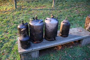 Bild: Insgesamt f&amp;uuml;nf Gasflaschen konnte von den Einsatzkr&amp;auml;ften geborgen werden