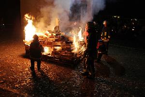 Bild: Die Jugendfeuerwehr entzündet das Martinsfeuer