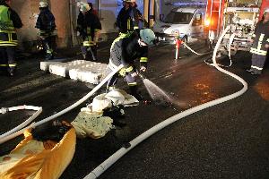 Bild: Ablöschen der Bettwäsche vor dem Gebäude