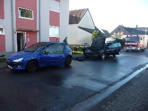 Bild: Das Feuer griff auf ein zweites Fahrzeug über