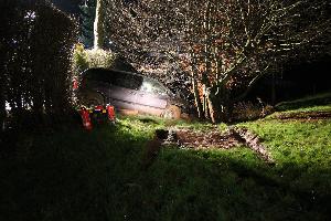 Bild: Das Unfallfahrzeug prallte frontal gegen einen Baum