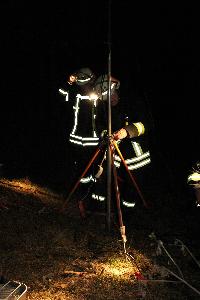 Bild: Aufbau eines Lichtmastes zur Ausleuchtung der Brandstelle