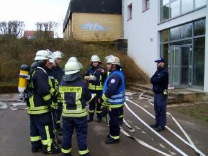 Bild: Impressionen Truppführerlehrgang 2014, Thema Löscheinsatz im Löschbezirk Bubach-CalmesweilerImpressionen; hier: gemeinsame Nachbesprechung der Übung mit den Ausbildern