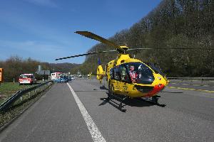 Bild: Der Rettungshubschrauber Christoph 16 war auf der Autobahn in H&amp;ouml;he Eppelborn gelandet (Foto: Simon Mario Avenia)