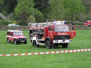 Bild: Einsatzleitwagen (links) und Rüstwagen an der Einsatzstelle