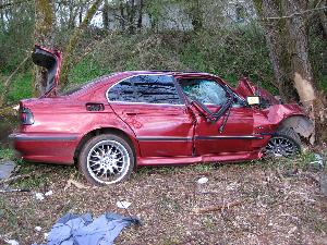 Bild: Das Unfallfahrzeug war frontal gegen einen Baum geprallt