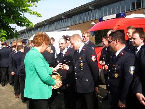 Bild: Verleihung der Fluthelfernadel  an die saarl&amp;auml;ndischen Einsatzkr&amp;auml;fte, hier an die Feuerwehrleute aus Eppelborn